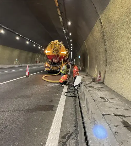 东胜隧道排水渠清淤